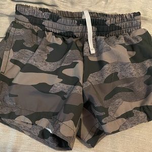 Old Navy Active Girls Shorts size Small 6/7- camouflage